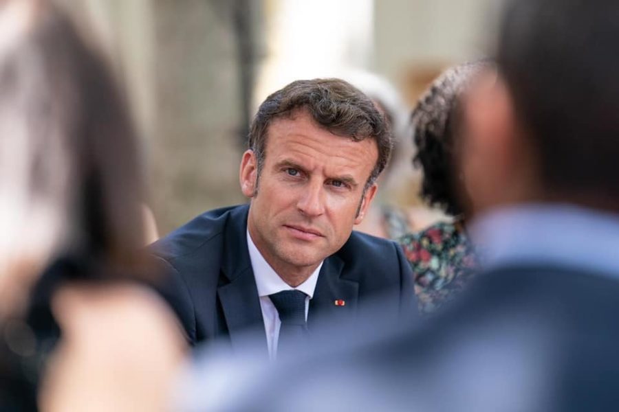 Francúzsky prezident je po voľbách oslabený. Extrémisti oslavujú